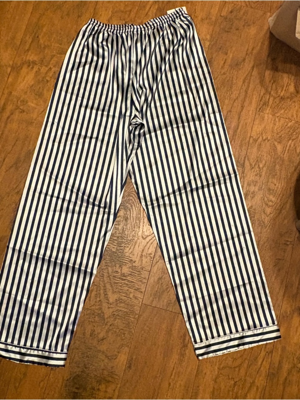 Striped blue/white satin like matching pajamas long sleeve button up & pants m - Picture 2 of 12